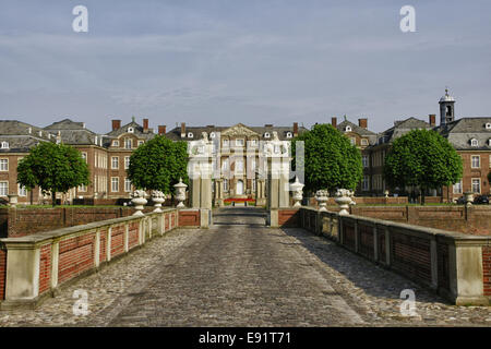 Strada di accesso al castello moated Nordkirchen Foto Stock