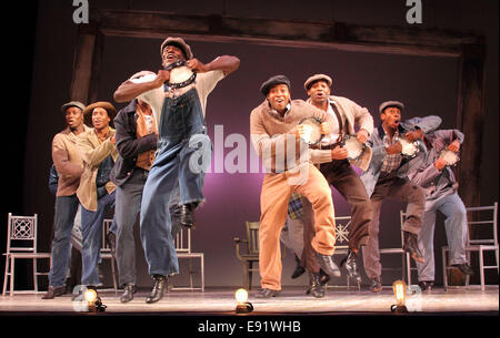 Londra, Regno Unito. 16 ottobre, 2014. Cast photocall per 'l'Scottsboro Boys' che si apre al Garrick Theatre per una settimana 20 stagione dopo un successo presso i giovani Vic. Garrick Theatre, Charing Cross Road,il 16 ottobre 2014 a Londra in Inghilterra . Credito: KEITH MAYHEW/Alamy Live News Foto Stock