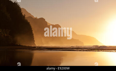 Misty tramonto su Na Pali costa Foto Stock