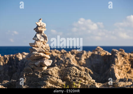 Pila di rocce sulla costa di Kauai Foto Stock