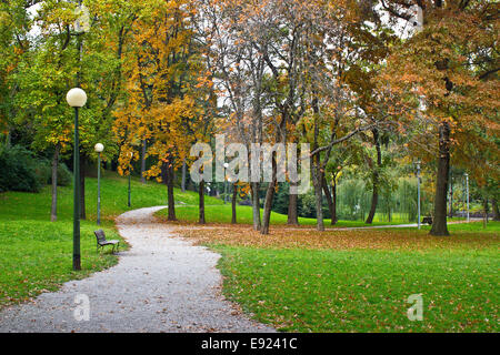 Zagabria autunno park marciapiede, Croazia Foto Stock