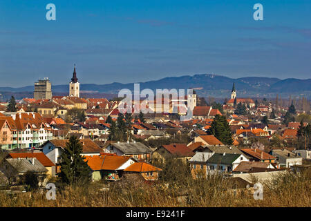 Storica città di Krizevci paesaggio panoramico Foto Stock