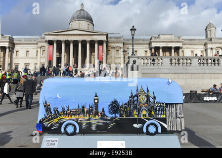 Trafalgar Square, Londra, Regno Unito. Il 17 ottobre 2014. Sessanta nuovi autobus Routemaster sculture, dipinti da ben noti e agli aspiranti artisti in mostra a Londra questo autunno visualizzati in vari luoghi in tutta la capitale dal 20 ottobre per sette settimane e poi sarà messo all'asta per la carità. Credito: Matteo Chattle/Alamy Live News Foto Stock