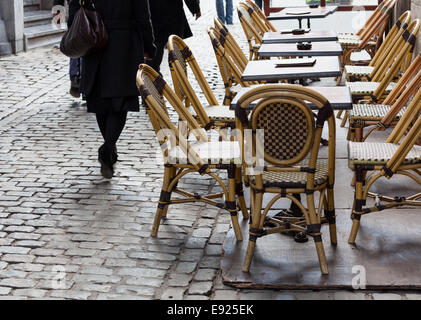 Svuotare cafe tabelle in ciottoli di Bruxelles square Foto Stock