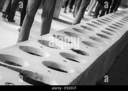 I visitatori a piedi passati prigionieri tolette nel blocco di latrina all'interno del campo di concentramento di Auschwitz, Auschwitz, Polonia Foto Stock