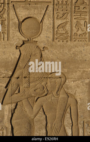 L'Egitto. Dendera. Tempio complesso. Roman Casa Natale di Mammisi. Dea Hathor allattamento suo figlio. Sollievo. Foto Stock