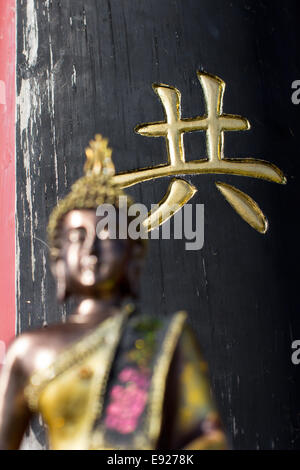 Parola cinese insieme con la statua di Buddha Foto Stock