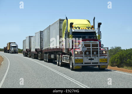 Treno su strada in Australia Foto Stock