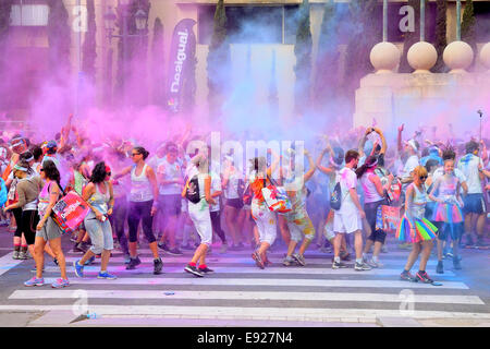 Barcellona - 18 Maggio: persone al Holi Colour Run festa nelle strade della città il 18 maggio 2014 a Barcellona, Spagna. Foto Stock