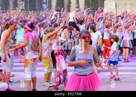 Barcellona - 18 Maggio: persone al Holi Colour Run festa nelle strade della città il 18 maggio 2014 a Barcellona, Spagna. Foto Stock