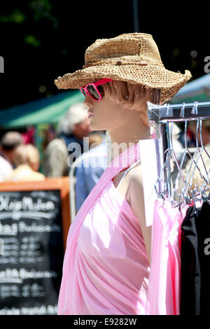 DORDRECHT, Paesi Bassi - 30 giugno 2013: manichino vestito in rosa al mercato Swan a Dordrecht. Foto Stock