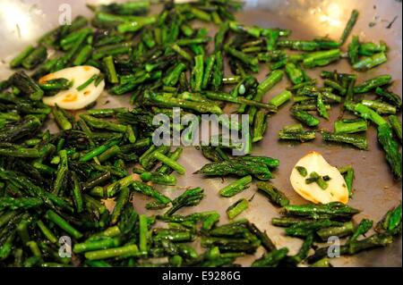 Asparagi arrosto Foto Stock