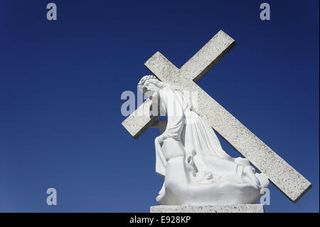 Gesù che porta una croce Foto Stock