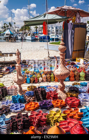 Souvenir ceramiche tunisino visualizzati sul terreno a Port el Kantoui in Tunisia. Foto Stock