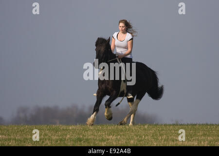 Giovane donna corre sul prato Foto Stock