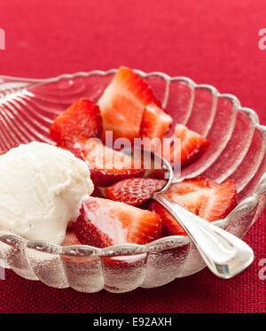 Fresche fragole a fette nel piatto di vetro Foto Stock