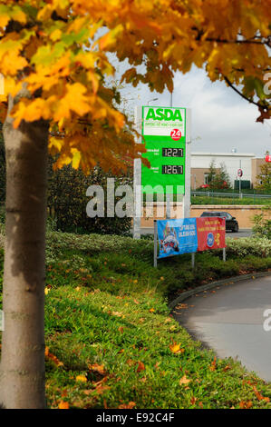 Mansfield, Nottinghamshire, Regno Unito. 17 ottobre, 2014. Supermercati in tutta la Gran Bretagna sono tentati di acquirenti con bassi prezzi del carburante per riconquistare i nostri clienti nei loro negozi. La sposta seguire un calo del prezzo del brent olio . Asda sono i più economici in Mansfield , a 122,7 per la benzina senza piombo e 126,7 per diesel . Credito: IFIMAGE/Alamy Live News Foto Stock