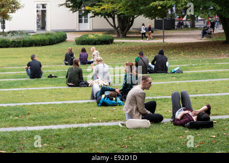 Giovani rilassarsi nel parco il giorno di estate Foto Stock