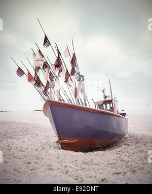 Piccole barche da pesca sulla riva del Mar Baltico, vintage stile retrò. Foto Stock