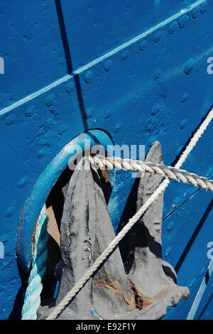 Scafo e ancoraggio sulla nave blu Foto Stock