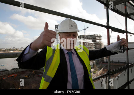 Boris Johnson, sindaco di Londra dà il pollice in alto nel corso di un tour guidato di nuovi appartamenti essendo costruita sulla penisola di Greenwich da costruzione Wates Foto Stock