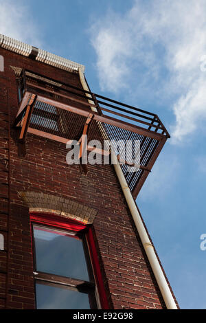 Fire escape su un edificio di mattoni da sotto Foto Stock