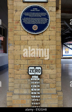 Una replica del York Post Zero presso la stazione ferroviaria di York; utilizzata per la misurazione delle dieci linee NER. Foto Stock