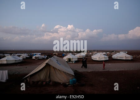 Un ricovero temporaneo tende in Nawroz Refugee Camp che è stata inizialmente istituita per shelter Aramei spostato dall'attuale siria guerra civile poi occupata dagli sfollati dalla minoranza setta Yazidi, che fuggono dalla violenza nella città irachena di Sinjar situato vicino alla città di al-Malikyah in Rojava autonoma curda, regione nord-orientale della Siria. Foto Stock