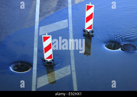 Aprire i tombini e acqua in esecuzione Foto Stock