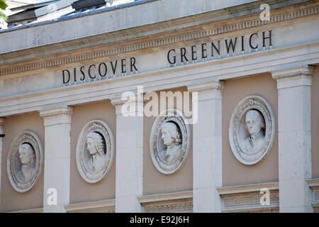 Ritratti di Blake Sandwich Benbow Rodney sulla facciata di scoprire Greenwich Visitor Center building a Greenwich, Londra Foto Stock