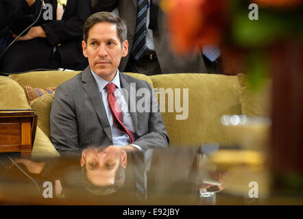 Washington, DC, Stati Uniti d'America. Xvi oct, 2014. Thomas Frieden, Direttore dei Centri per il controllo e la prevenzione delle malattie, nell'Ufficio Ovale della Casa Bianca a Washington DC, Stati Uniti d'America, 16 ottobre 2014. Foto: Kevin Dietsch/Piscina via CNP NESSUN SERVIZIO DI FILO/dpa/Alamy Live News Foto Stock