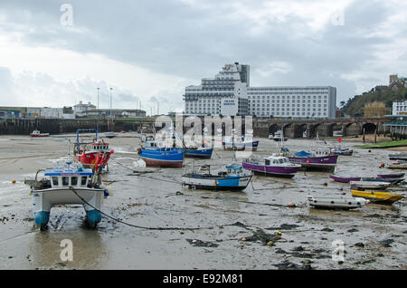 Folkestone porto esterno a bassa marea con il Grand Burstin Hotel in background. Foto Stock