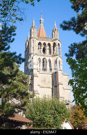 Antica cattedrale di Losanna, che domina il paesaggio urbano Foto Stock