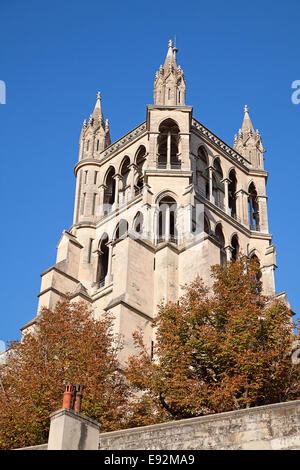 Antica cattedrale di Losanna, che domina il paesaggio urbano Foto Stock