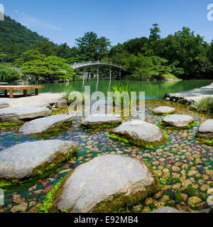 Pietre miliari Ritsurin giardini, Takamatsu, Shikoku in Giappone. Foto Stock