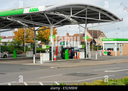 Supermercato Asda stazione di benzina ,Forest Town Mansfield Regno Unito . Foto Stock