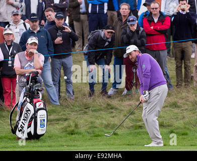 Il London Golf Club, Ash, Regno Unito. Xvii oct, 2014. La Volvo World Match Play Golf Championship. Giorno 3 - gruppo partite della fase. Graeme McDowell (NIR) chip dal lato del xviii verde. Credito: Azione Sport Plus/Alamy Live News Foto Stock