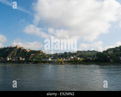 Vista di fronte alla riva destra del fiume Reno alla fortezza Ehrenbreitstein Koblenz sobborgo da Koblenz città vecchia Foto Stock