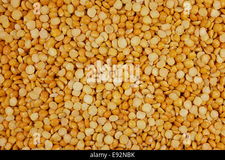 Giallo piselli spezzati come astratta texture di sfondo Foto Stock