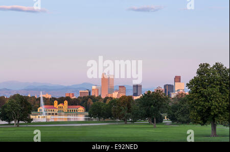 Denver, Colorado, Stati Uniti d'America dal parco della città di fronte lago Ferril Foto Stock