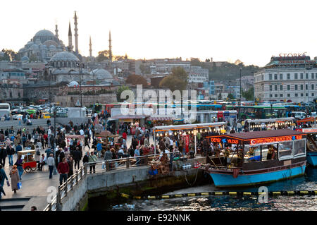 Tradizionale ristorante fast food dal Bosforo con la Moschea di Suleymaniye in background, Eminönü district . Istanbul. Foto Stock