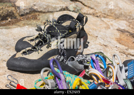 Close up di arrampicata su roccia scarpe, corde e moschettoni prima di salire Foto Stock