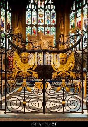 Ferro battuto coro cancelli con putti dorati all'interno di St Giles chiesa in Wrexham North Wales UK Foto Stock