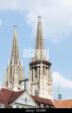 Le torri della Regensburger Dom (Cattedrale di Ratisbona). Foto Stock