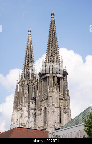 Le torri della Regensburger Dom (Cattedrale di Ratisbona). Foto Stock