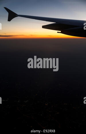 Ala di aeroplano contro Alba e terreni in ombra, volo per Kuala Lumpur, Malaysia Airlines Foto Stock