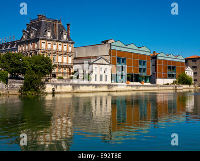 Il cognac Courvoisier ( distilleria accanto al fiume Charente in Jarnac Charente regione del sud-ovest della Francia Foto Stock