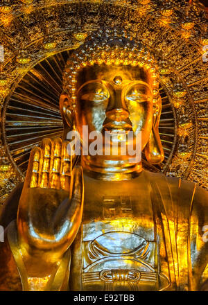 Vista frontale del volto del Buddha, mano gesto e busto. Foto Stock