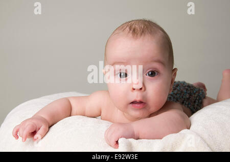 9 mese fa baby boy tenendo la sua testa in alto Foto Stock