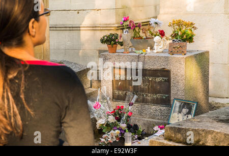Giovane donna alla graveside di Jim Morrison, leadsinger americano per la rock band  le porte , cimitero Pere Lachaise, Parigi Foto Stock